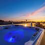 Sunset Serenity by Avantstay Rooftop w/ Hot Tub & Fire Pit, 3 Blocks t