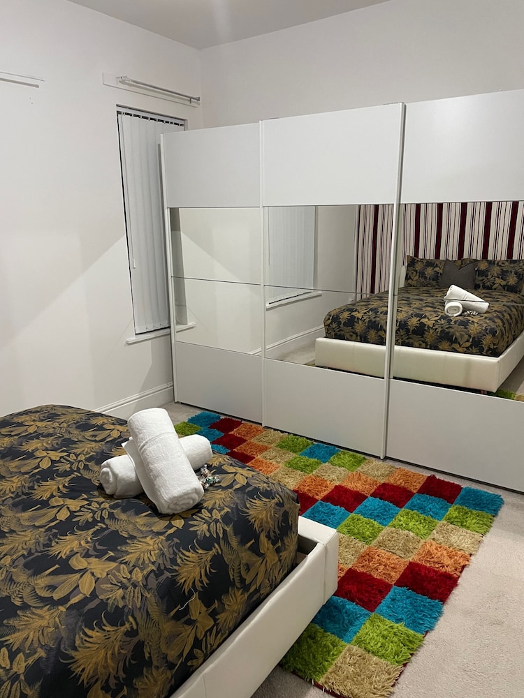 Manchester - 1 Bed- Garden - Parking