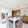Beautiful Family Town Home With Private Parking