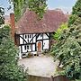 500 yr old Cottage With Historic Park at the Gate