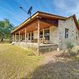 Pet-friendly Hill Country Retreat w/ Deck!