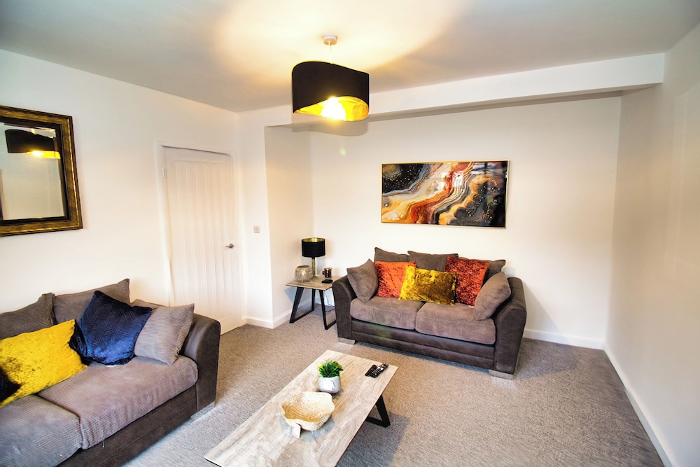 Spacious 3 Bed House - Newly Refurbished