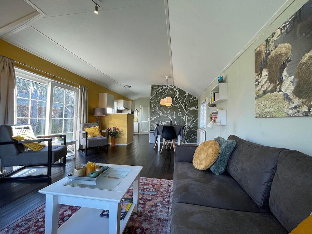 Tranquil Lakeside Stay for 4 Guests
