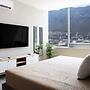 Modern Apts w Pool & Mountain View