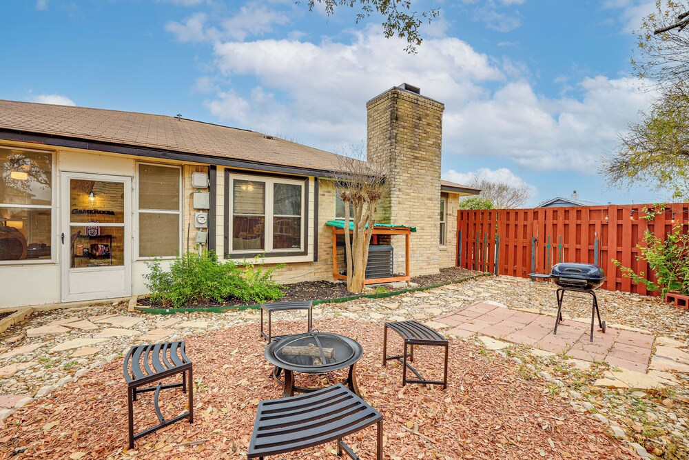 3 Mi to Randolph Afb: Family Home w/ Poker Table!