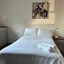 House - Sleeps 10 - Parking - Wifi