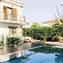 Villa for 9 Guests, Pool, Parking, Walk to Beach