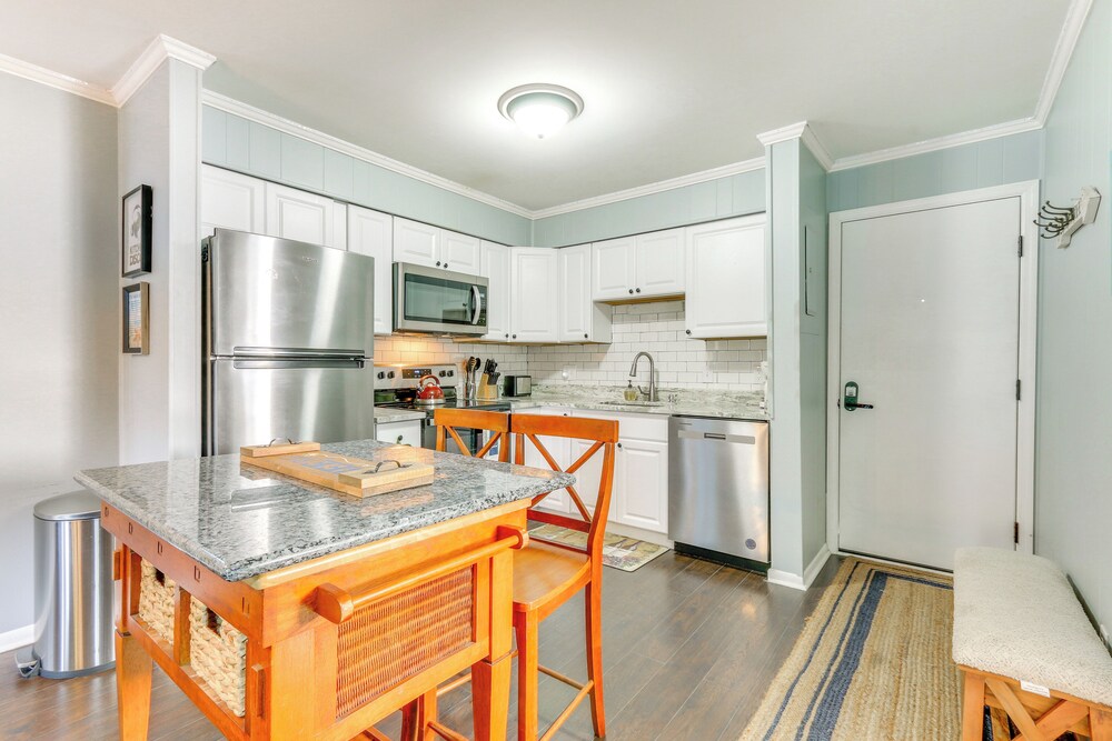 < 1 Mi to Coligny Beach Park: Condo w/ Tennis!