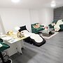 Chic Apartment in Manchester Sleeps 5