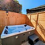 1-bed Retreat - Hot Tub, Private Garden & Bbq