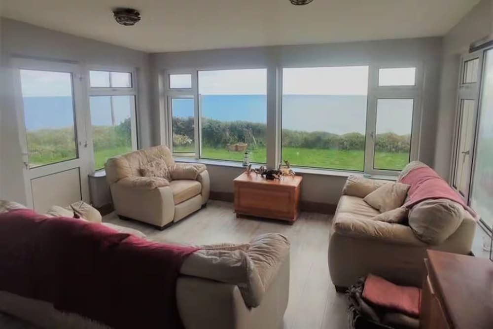 3-bed Seaside Cottage Retreat - Parking & Garden