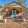 The Vines Retreat, Hot-tubs, Game Room, 10-mins to Downtown!