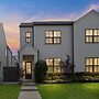 Modern 3br In Bishop Arts Walk To Shops & Dining 3 Bedroom Duplex