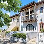 Trendy Condo with Modern Decor, Stunning Ocean Views, and Exclusive Be