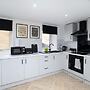 Modern 5 Bed-2 Bath Apartment