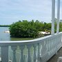See Belize Waterside Sea View 2-bedroom Apartment w Balcony, Pool & De