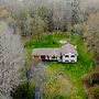 Cozy 4BR Retreat in Quinte West BBQ Backyard