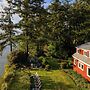 Maxwelton Aerie Bluffside Retreat w/ Sweeping Puget Sound Views + Fire