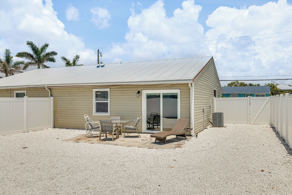 So Close to Coast: Walkable Fort Myers Beach Unit!