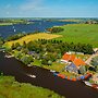 Het Voorhuis van de Oude Boerderij aan de Friese Meren met Eigen Steig