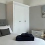 4 bed Studio in Rhyl With Parking - Close to Beach