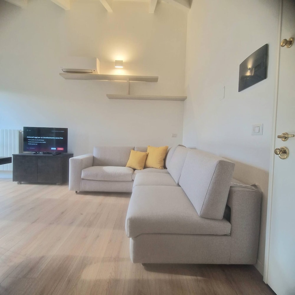 Modern Flat 1 Near the Swiss Border in Viggiù