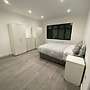 2 bed Sunny London Apartment - Sleeps 4 & Parking