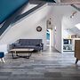Chic Apartment Near City Center
