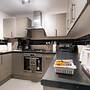 D'luxe 5-bed House - Sleeps 12 & Private Parking