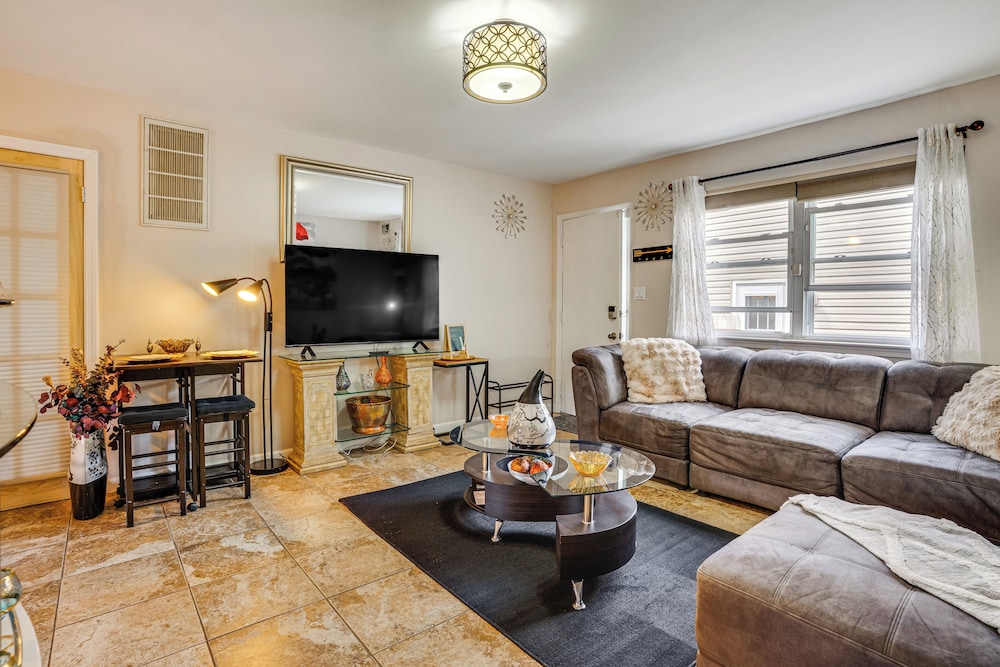 8 Mi to Long Beach: Cozy Apt w/ Fenced Yard!
