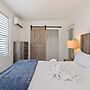 Cozy Flat Two Sleeping Areas Full-size bed