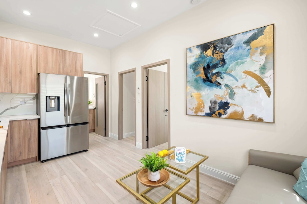 Cozy Modern Home w Full Kitchen Parking