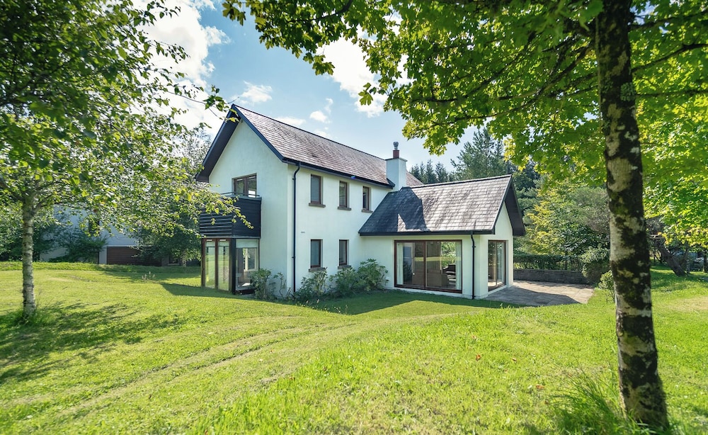 Spacious Kenmare Home to Sleep 8 Free use of Pool Onsite