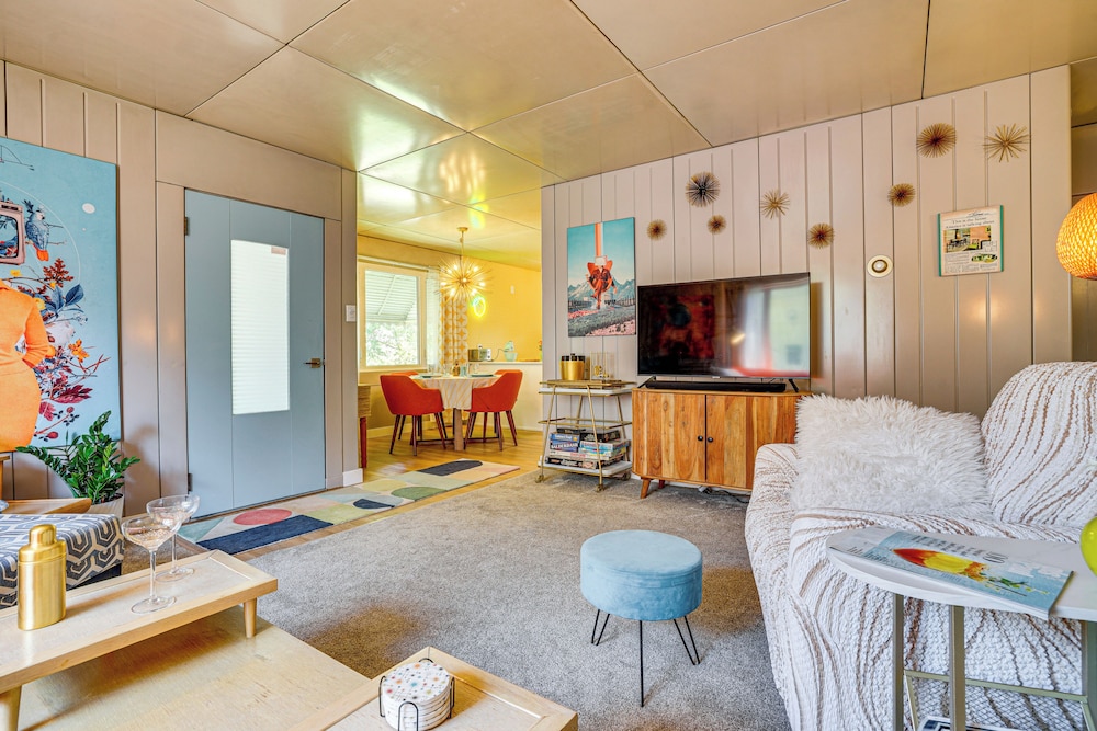 Lustron of the Lakes: Retro MCM Gem in Tangletown