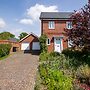 Spacious 4Bd Home With Patio Garden, Bbq & Parking