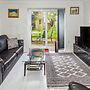 Urban Oasis - Modern 2B/2B Retreat Near Nature