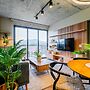 w Trendy 2BR w Balcony in the Heart of Centriqo