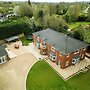 Stratford 4 BR Family Mansion With Pool, Gym & BBQ