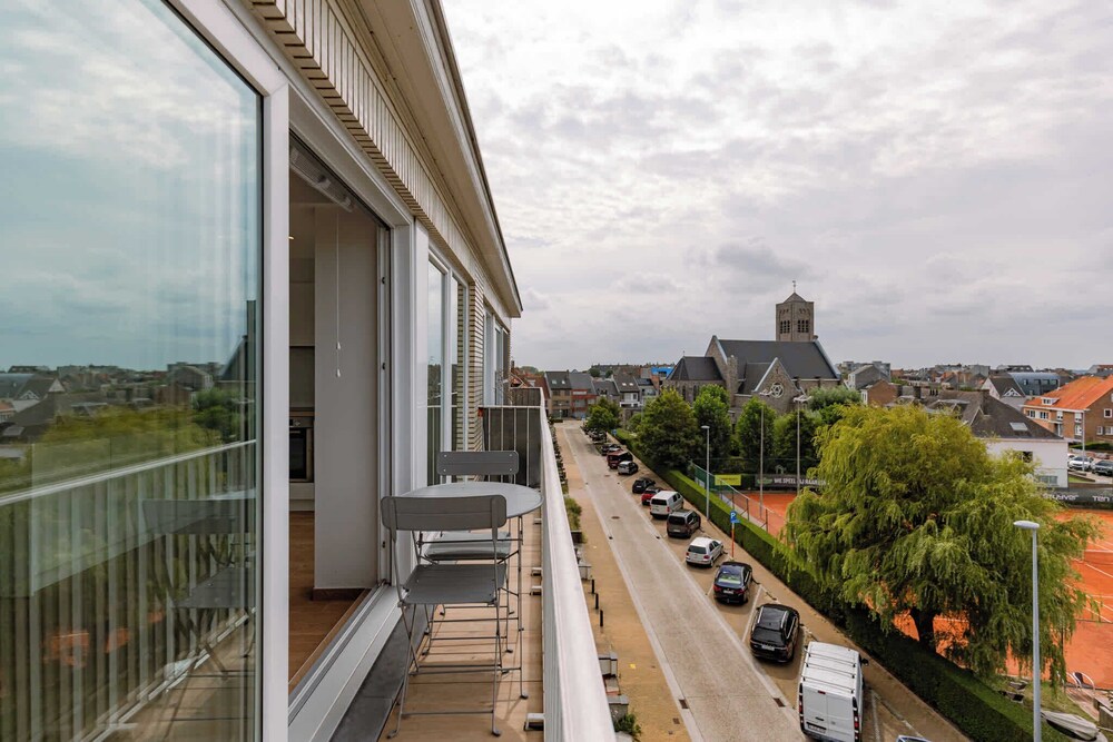 Modern Apartment With Balcony Near City Center