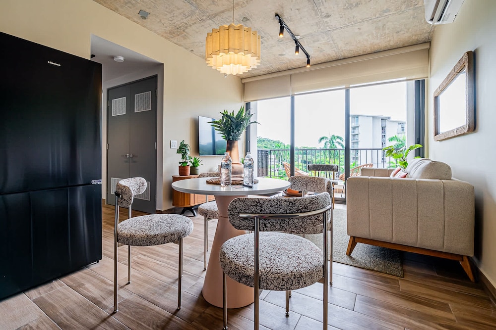 w Modern 2BR w Great Deco in Centriqo