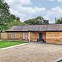 Cedar Barn Getaway, 3 Bed, Sleeps 6, Parking