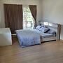 Spacious Entire House With Shared Fitness Room and Shared Indoor Pool 