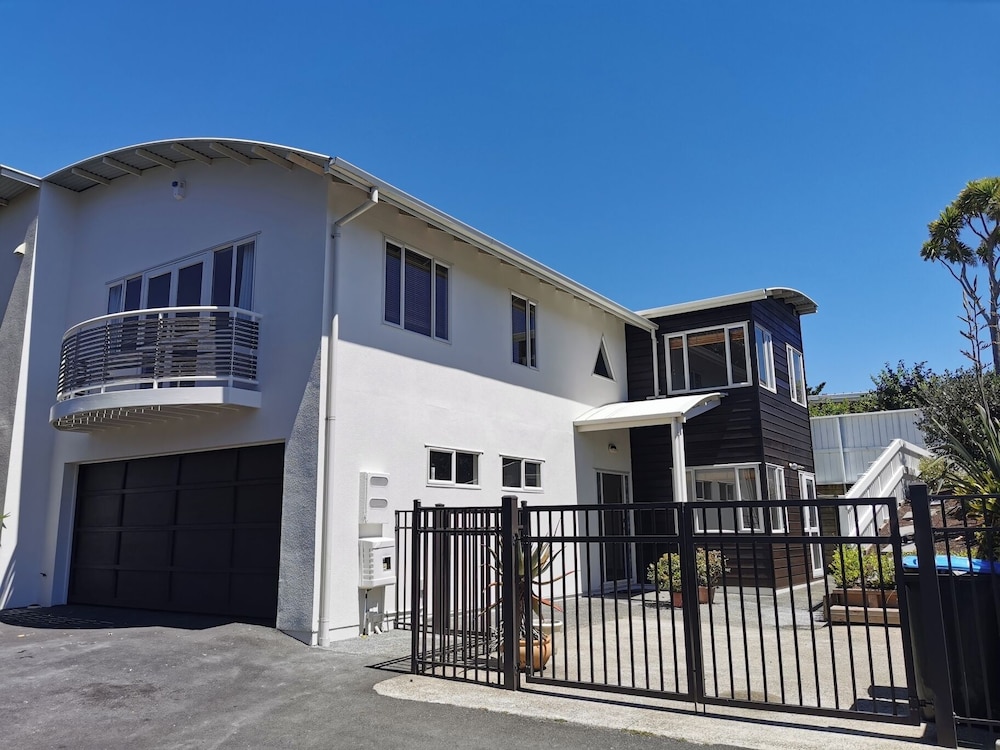 LILYPAD 4-bedroom Urban Retreat Auckland