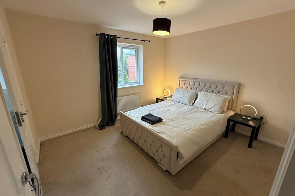 4 Bedroom House Sleeps 8 - Free Parking - Garden