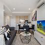 Chic 1-bed With Parking, Gym, Pool & City Views