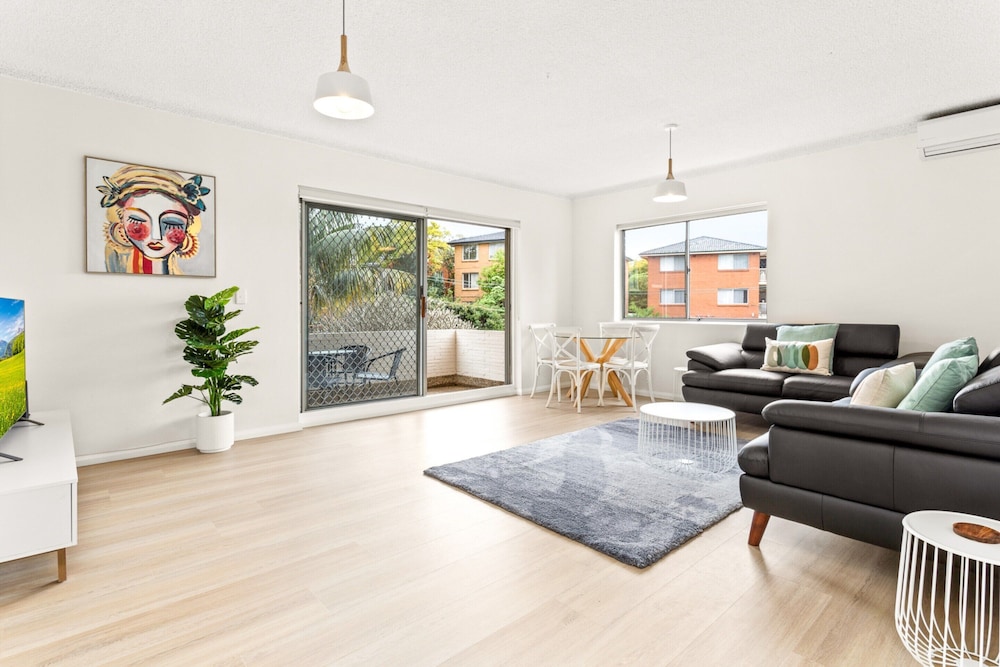 Bright and Convenient Apartment, Close to Shops