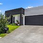 Premium 4-bed Coastal Escape With BBQ and Pool