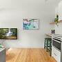 Modern 1-bed Pad Minutes Away From Beach