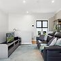 Bright 2-bed Townhouse With Balcony & Garage