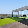 Elegant 1-bed by Shops With Rooftop Swimming Pool